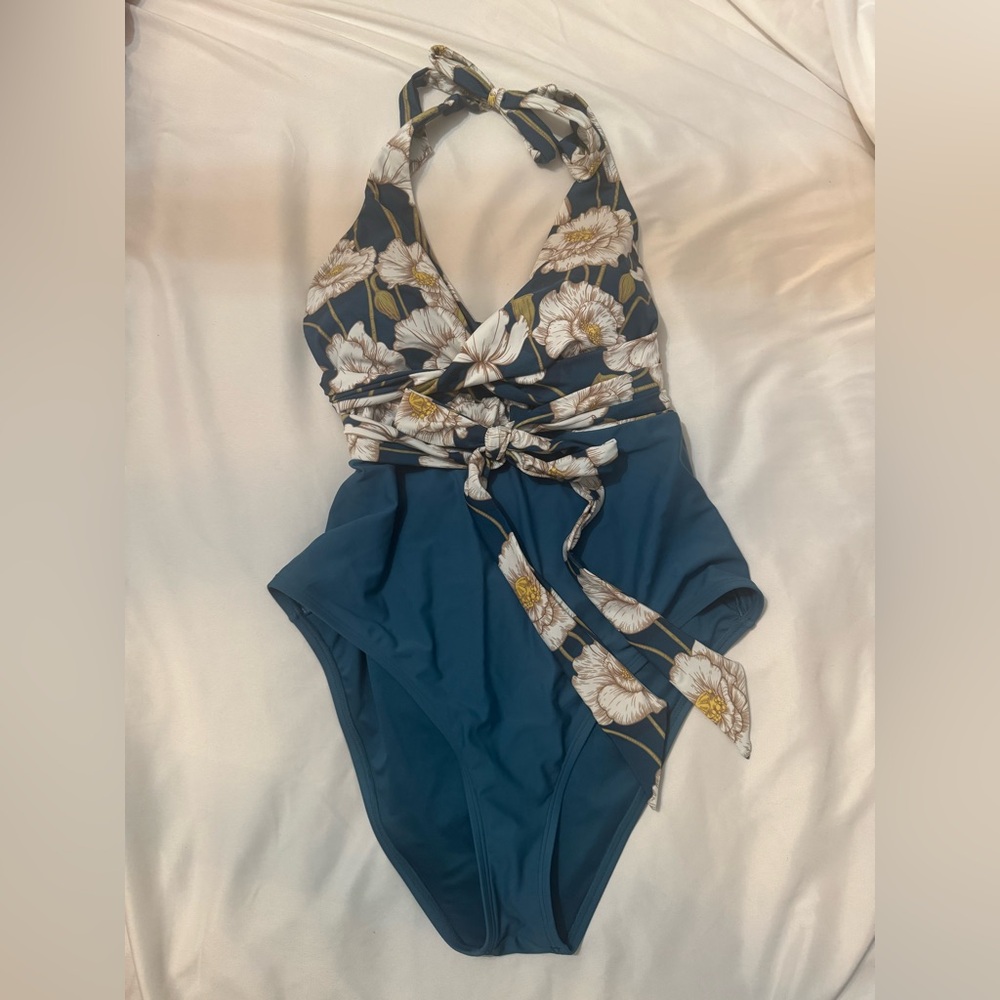Cupshe Floral Halter One Piece - 1x Navy and Cream